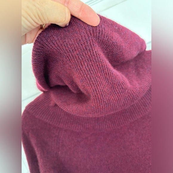 AQUA Cashmere Turtleneck Sweater with holes - 100% Bloomingdale’s-Size Small - Picture 5 of 9